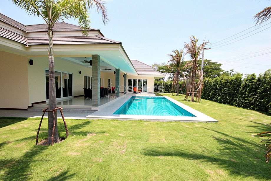Spacieuse villa avec piscine dans un jardin tropical, photo 3