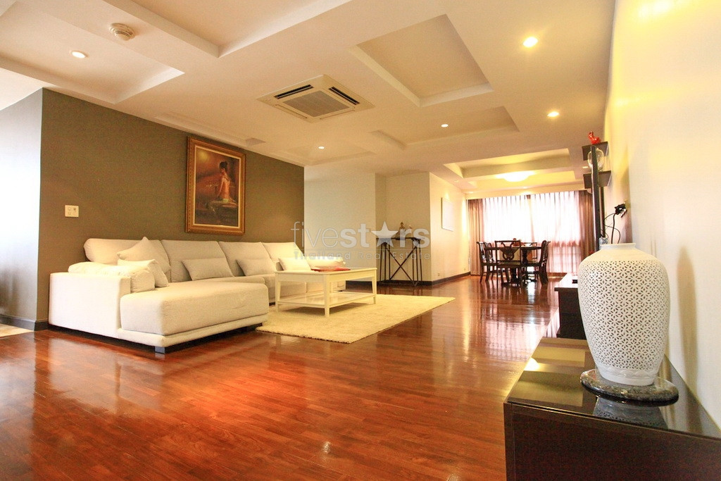 2 bedroom condo for rent close to BTS Prompong Station