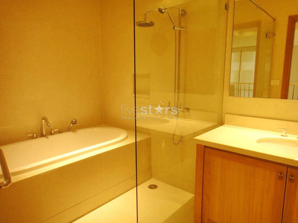 1 bedroom duplex condo for rent close to BTS Prompong Station, photo 9