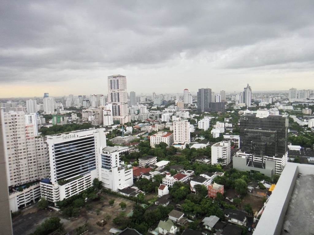 1 bedroom duplex condo for rent close to BTS Prompong Station