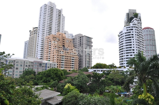 2 bedroom condo for rent close to BTS Ekamai Station
