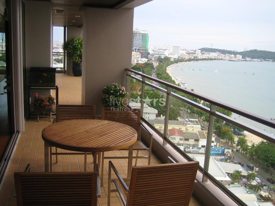 Spectacular luxury 3-bedroom overlooking Pattaya Bay