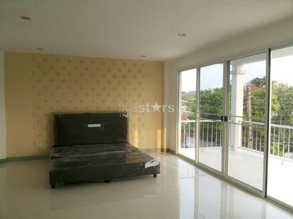 Modern style house for rent with large lawn decorated and many shady large trees, photo 9