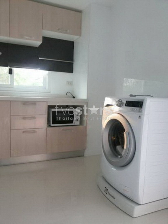 Modern style house for rent with large lawn decorated and many shady large trees, photo 10
