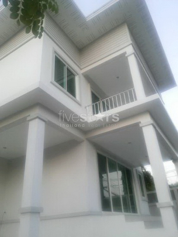 Modern style house for rent with large lawn decorated and many shady large trees, photo 2