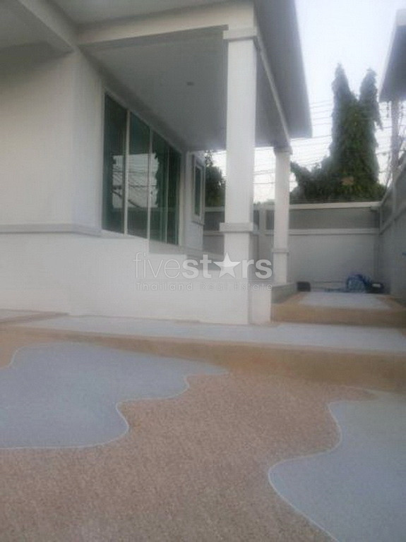 Modern style house for rent with large lawn decorated and many shady large trees, photo 5