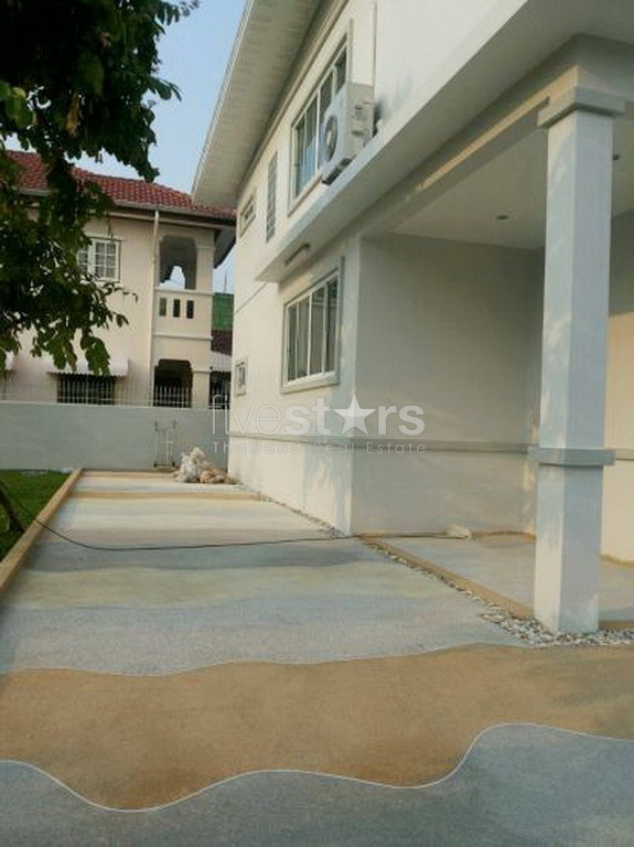 Modern style house for rent with large lawn decorated and many shady large trees, photo 6