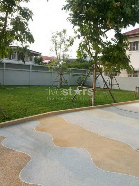 Modern style house for rent with large lawn decorated and many shady large trees, photo 7