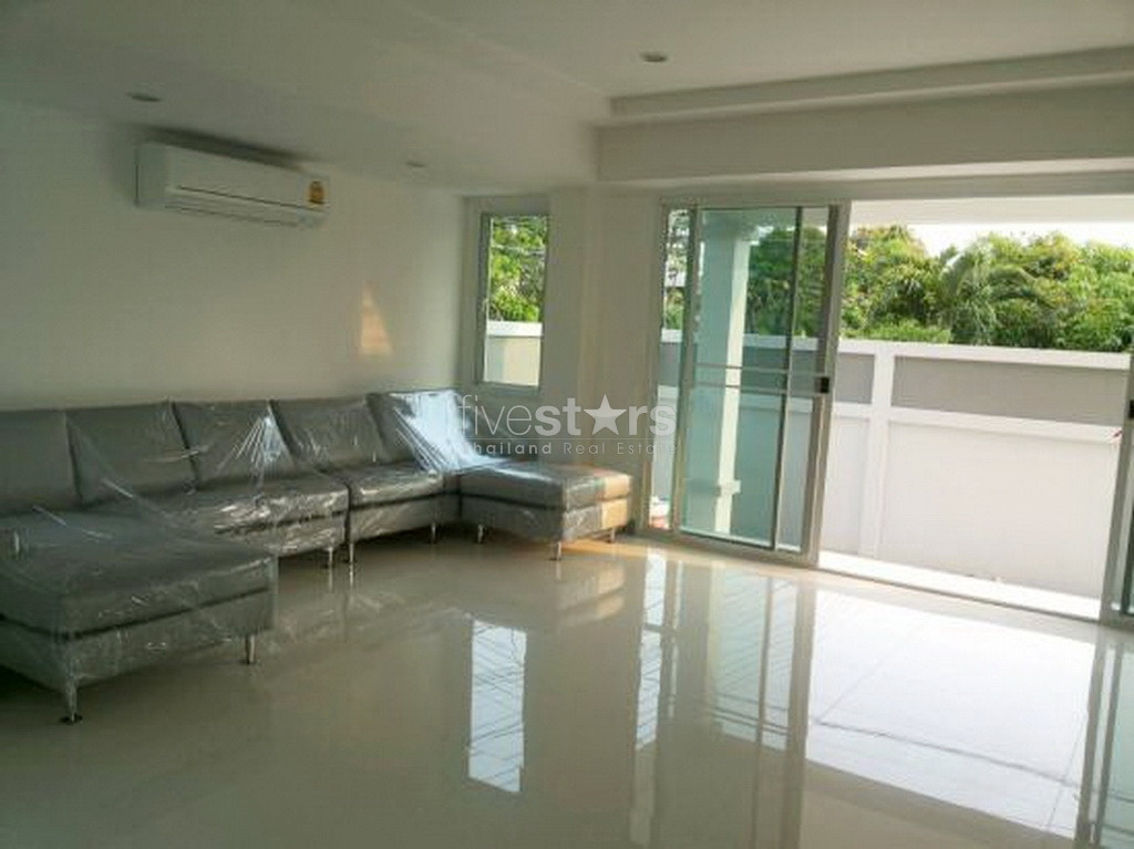 Modern style house for rent with large lawn decorated and many shady large trees