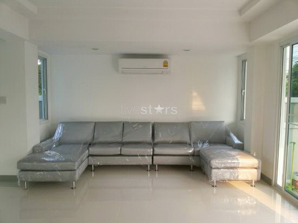 Modern style house for rent with large lawn decorated and many shady large trees, photo 3