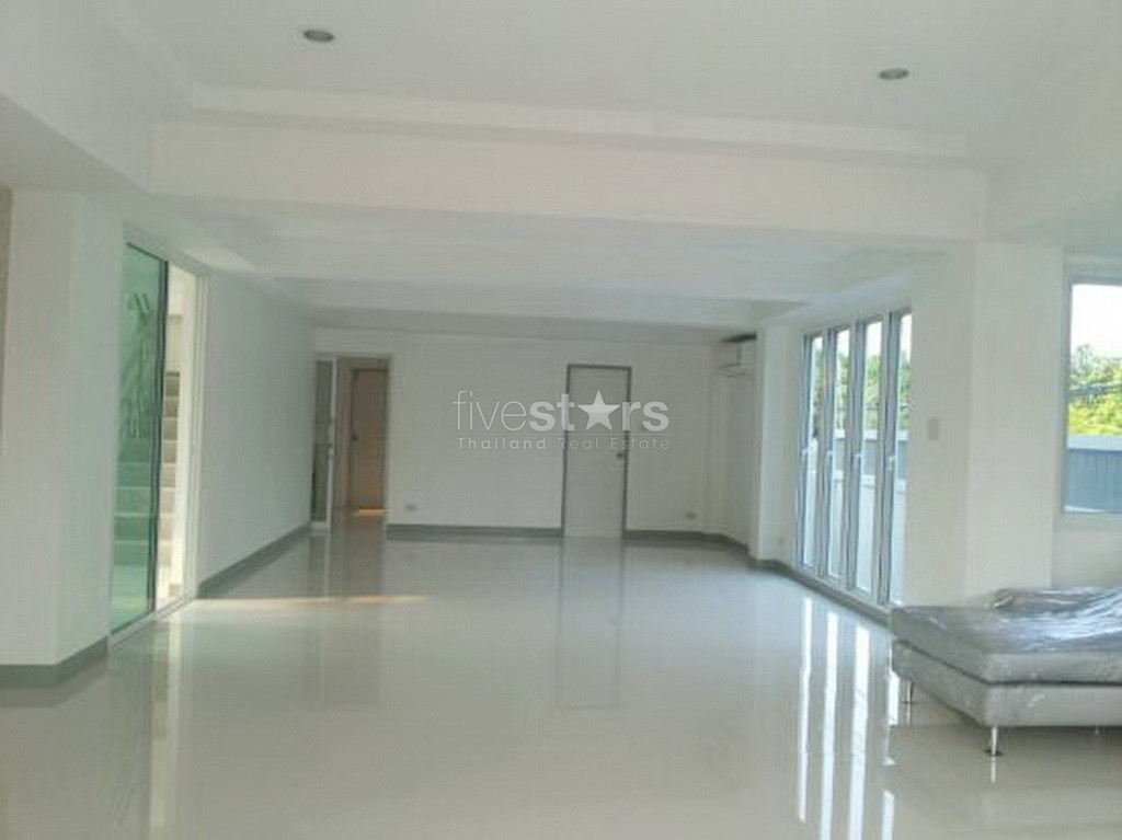 Modern style house for rent with large lawn decorated and many shady large trees, photo 4