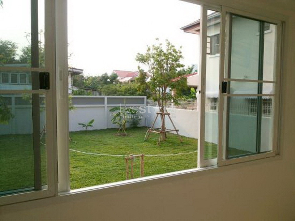 Modern style house for rent with large lawn decorated and many shady large trees, photo 8