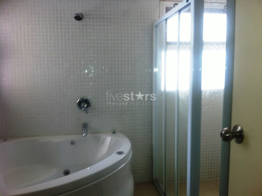 Maison de 4 chambres dans un complexe sécurisé à seulement quelques minutes à pied du BTS Phrompong., photo 7
