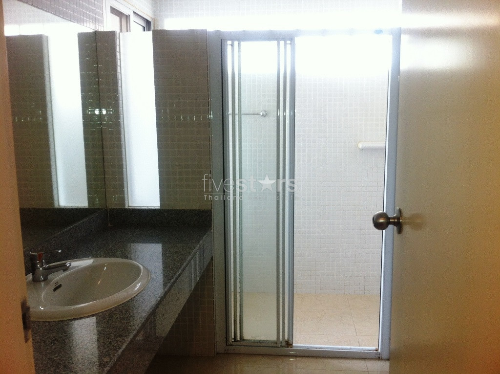 Maison de 4 chambres dans un complexe sécurisé à seulement quelques minutes à pied du BTS Phrompong., photo 4