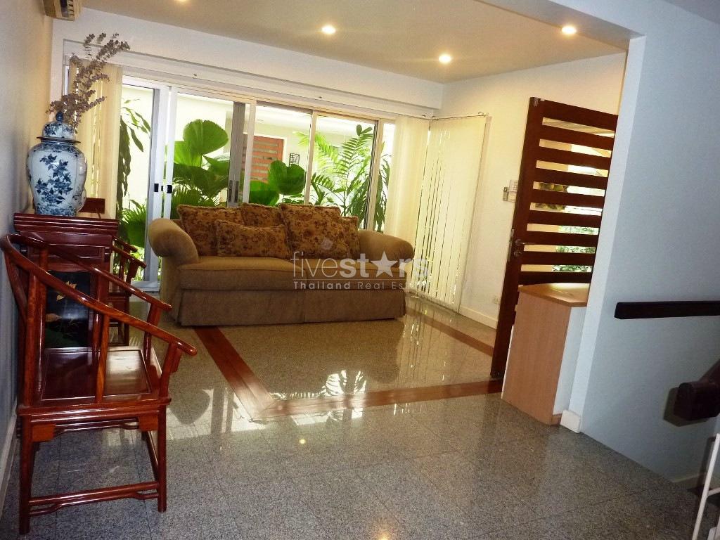 Maison de 4 chambres dans un complexe sécurisé à seulement quelques minutes à pied du BTS Phrompong., photo 3