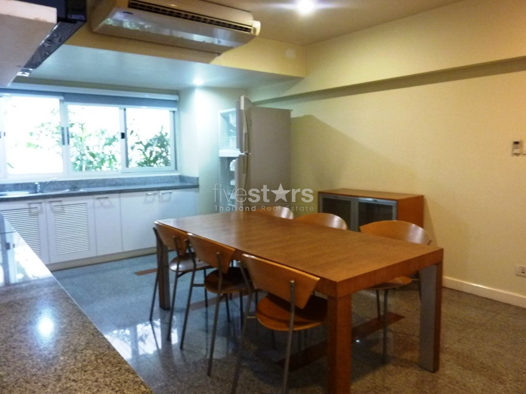 Maison de 4 chambres dans un complexe sécurisé à seulement quelques minutes à pied du BTS Phrompong., photo 2