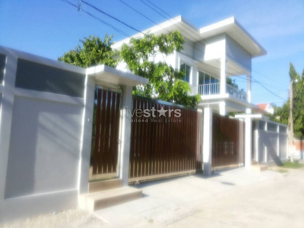 A pet friendly house for rent in a private area