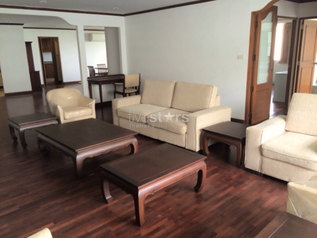 A Bangkok, grand appartement de 220m2 proche BTS Phrompong