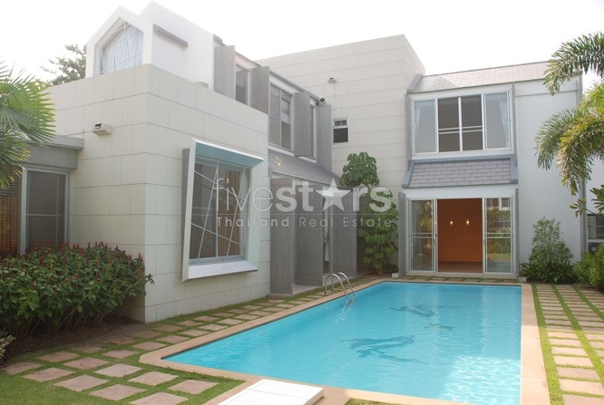 Maison 3 chambres avec piscine à louer proche de l'autoroute Rama 9 et Petchburi/Thonglor, photo 2