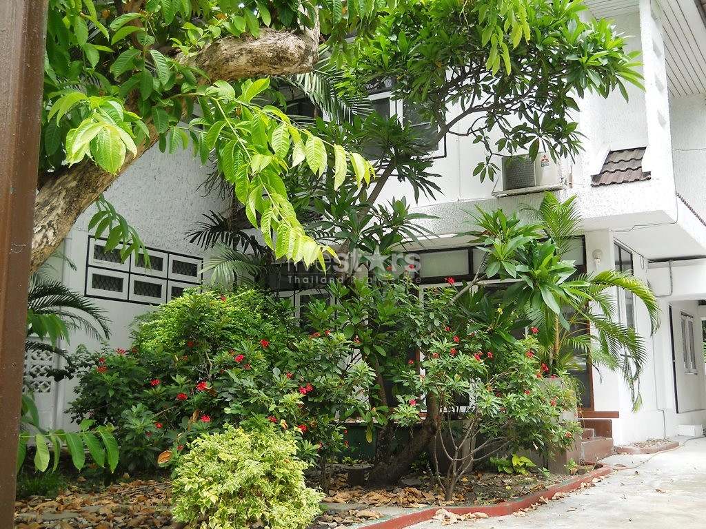 A single house for rent close to BTS Chongnonsee.