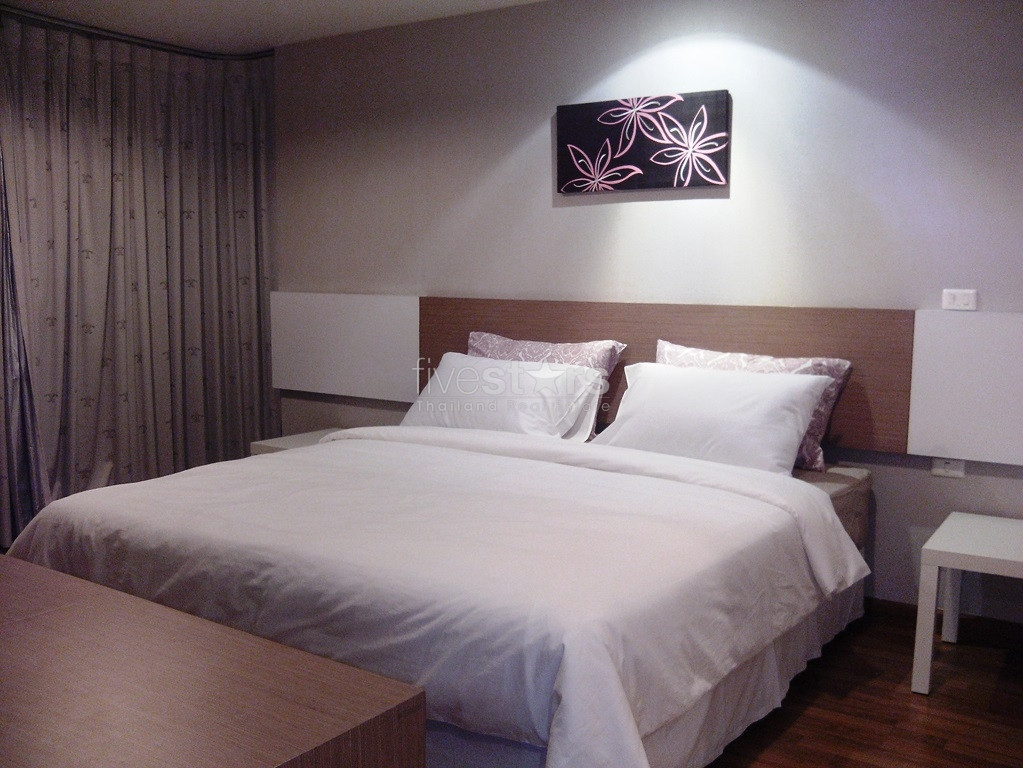 2 bedrooms condo in low rise building near BTS Phromphong station, photo 2