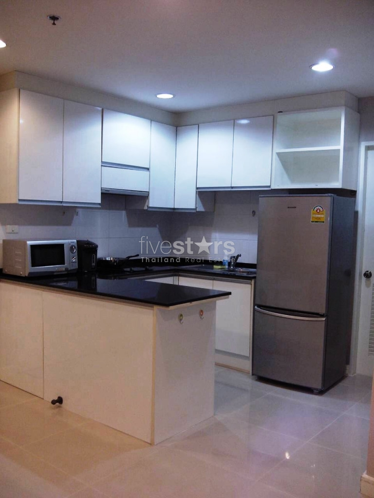 2 bedrooms condo in low rise building near BTS Phromphong station, photo 5