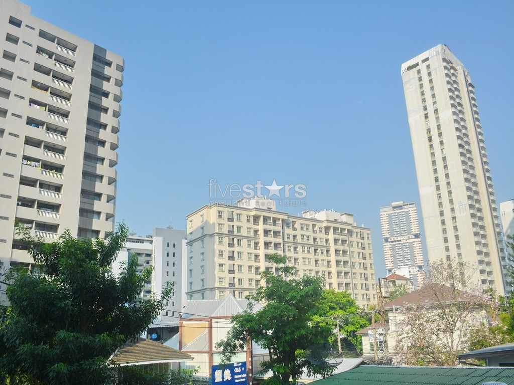 2 bedrooms condo in low rise building near BTS Phromphong station, photo 6