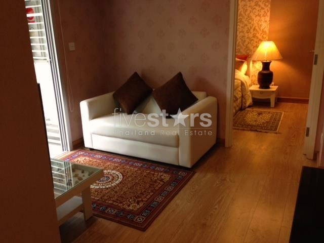 2-bedroom unit with private garden in the Phromphong area