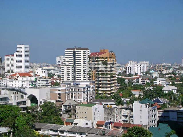2-bedroom fully furnished condo close to BTS Ekamai