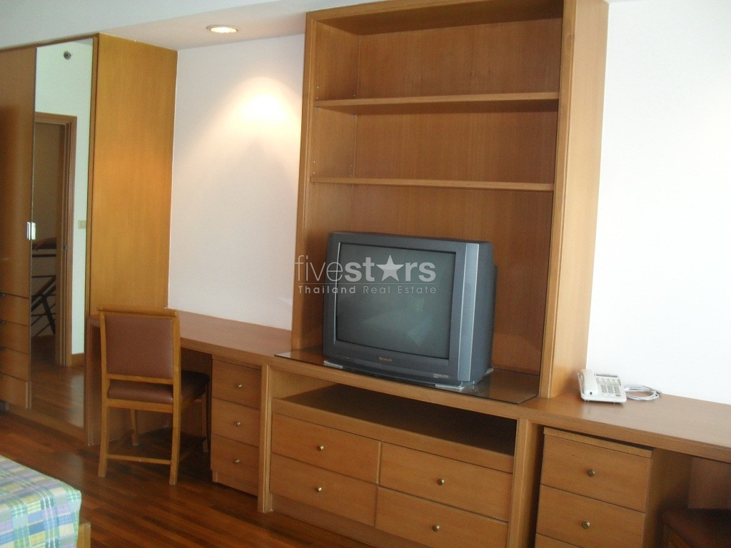 A duplex 2 bedrooms with a spacious living area and natural light, photo 10