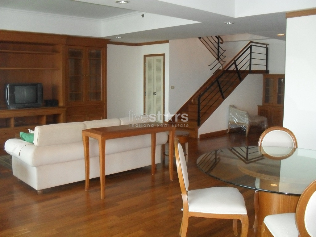 A duplex 2 bedrooms with a spacious living area and natural light, photo 3