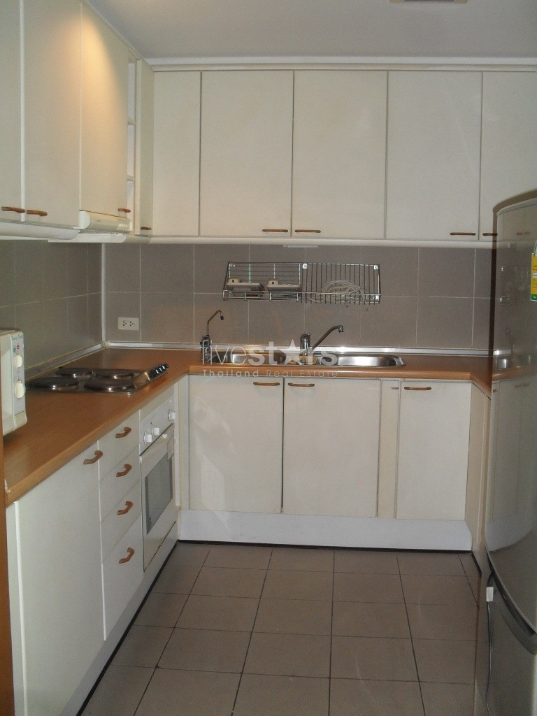 A duplex 2 bedrooms with a spacious living area and natural light, photo 4