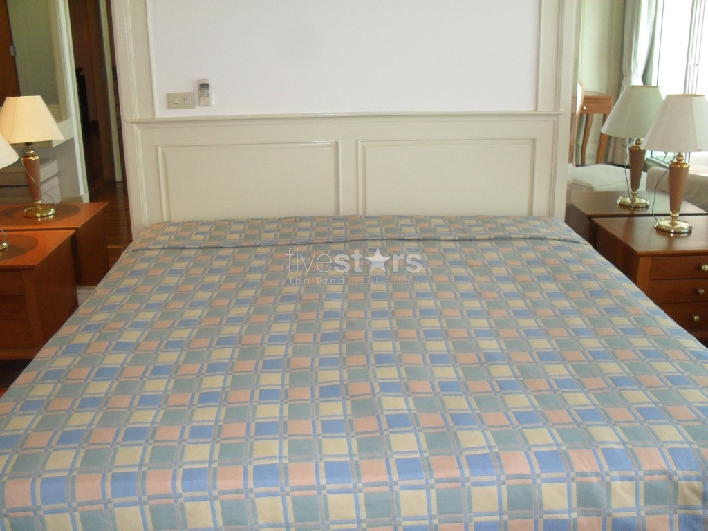 A duplex 2 bedrooms with a spacious living area and natural light, photo 5