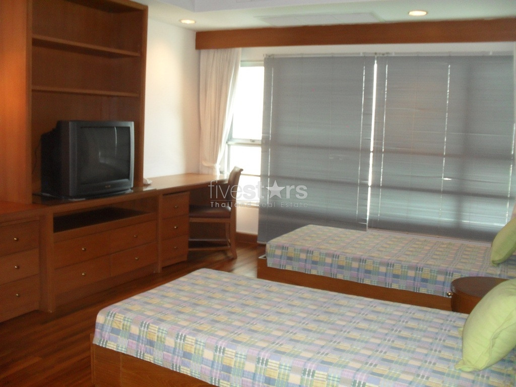A duplex 2 bedrooms with a spacious living area and natural light, photo 6