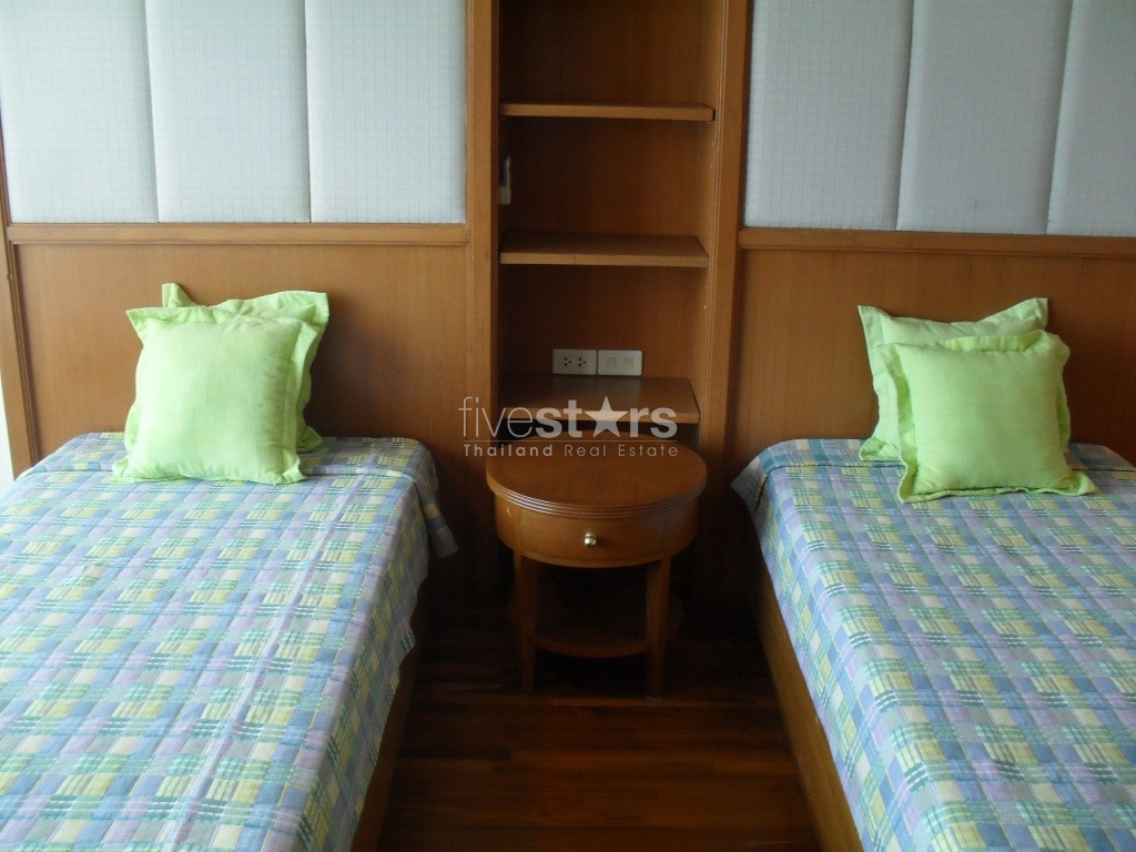A duplex 2 bedrooms with a spacious living area and natural light, photo 7