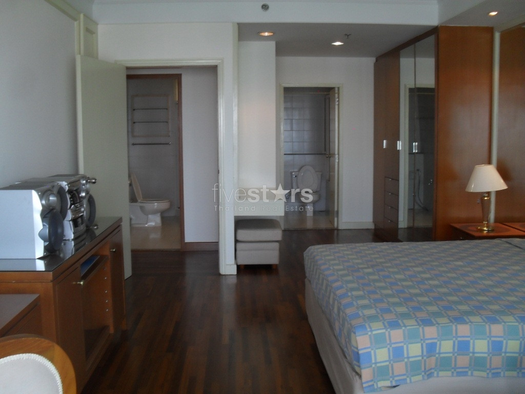 A duplex 2 bedrooms with a spacious living area and natural light, photo 8