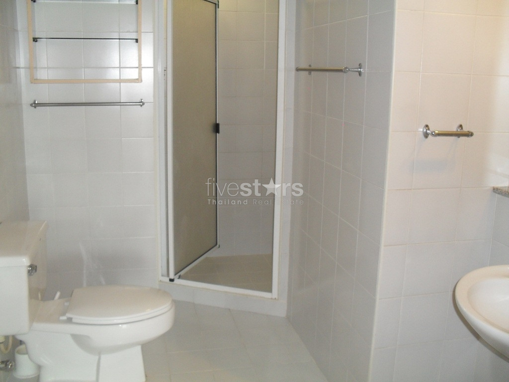 A duplex 2 bedrooms with a spacious living area and natural light, photo 9