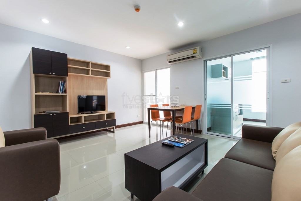 2 bedroom condo for rent locates BTS Ekamai station