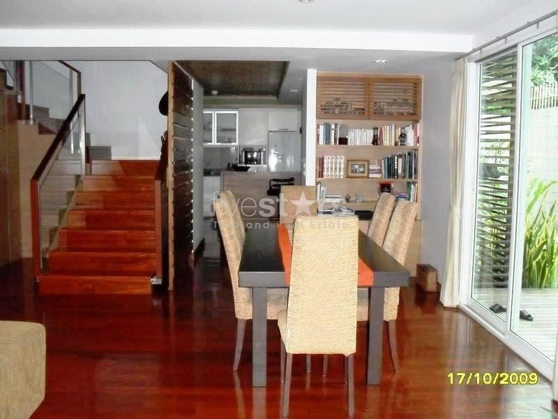 A beautiful duplex 3 bedroom apartment with traditional touches