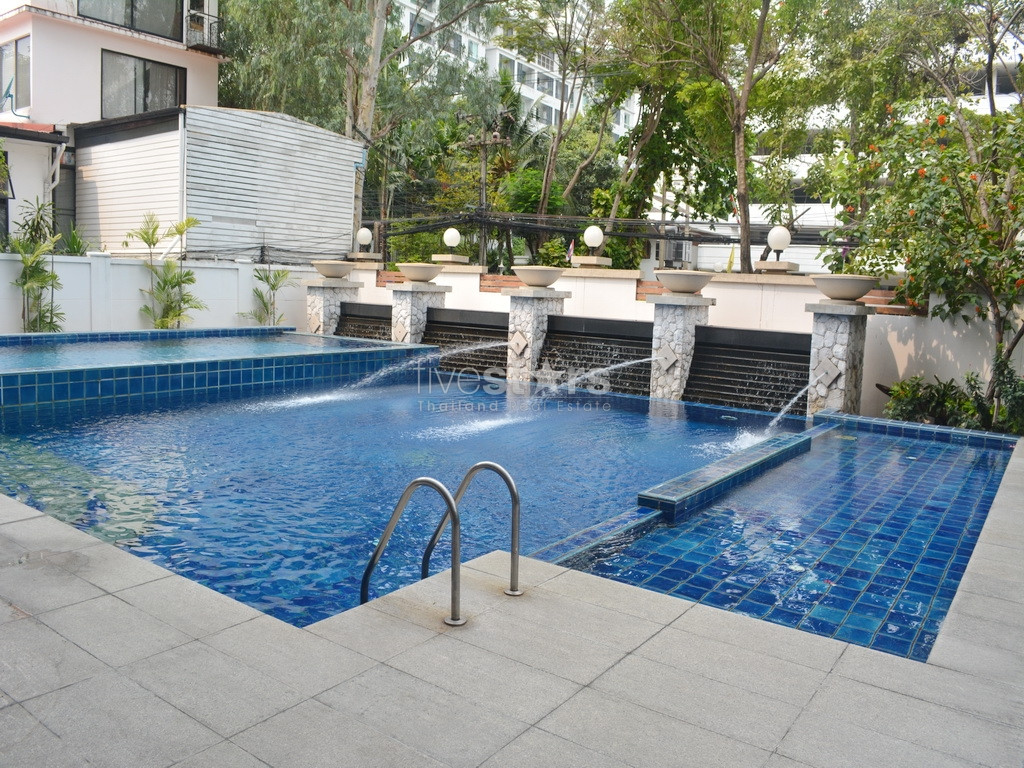 3-bedroom condo in a nice low rise residence close to BTS Ekamai, photo 10