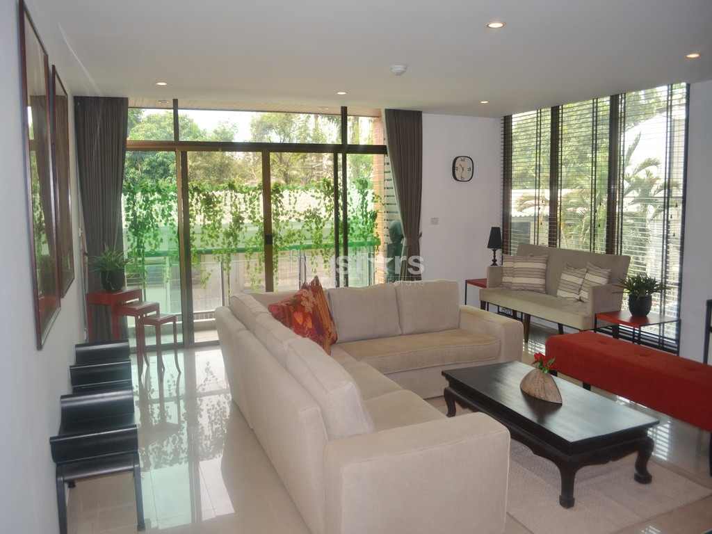 3-bedroom condo in a nice low rise residence close to BTS Ekamai