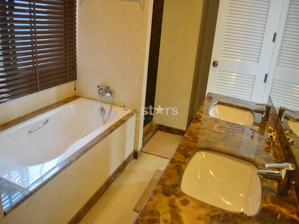 3-bedroom condo in a nice low rise residence close to BTS Ekamai, photo 9