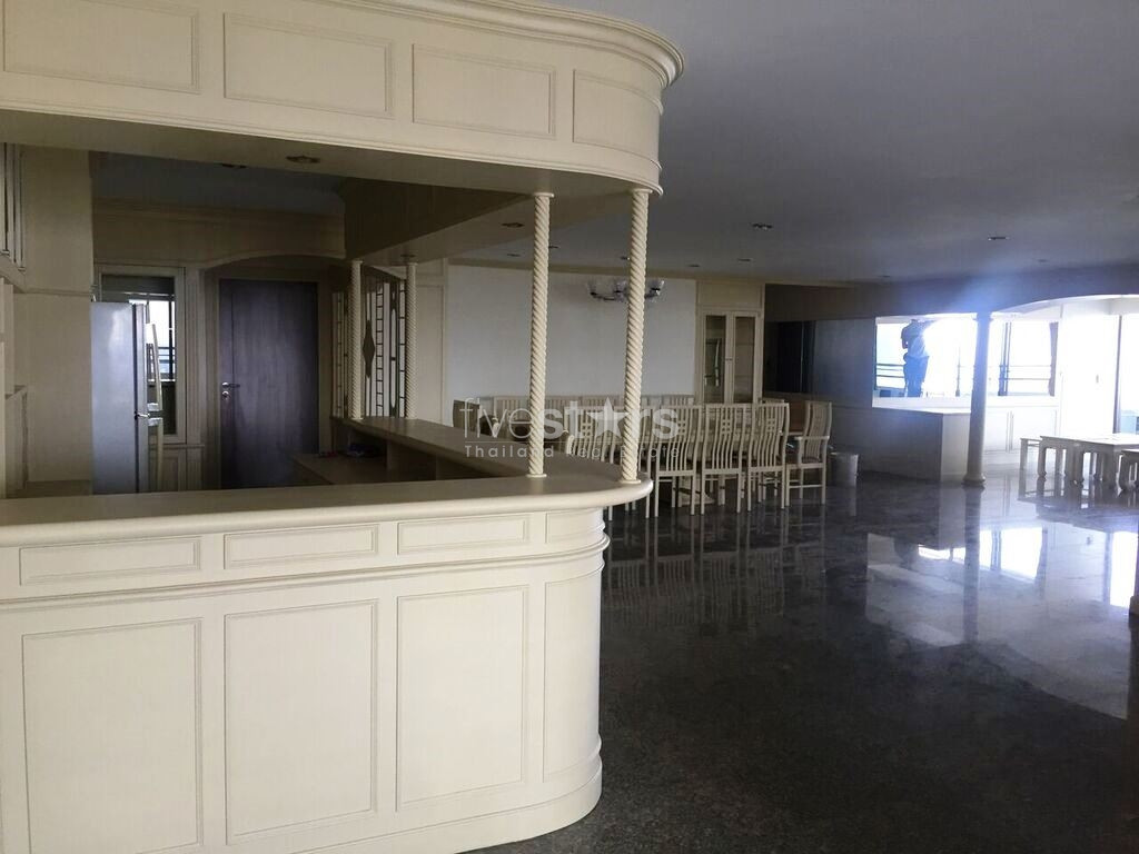 4 bedroom spacious & newly renovated for rent near BTS Ekamai
