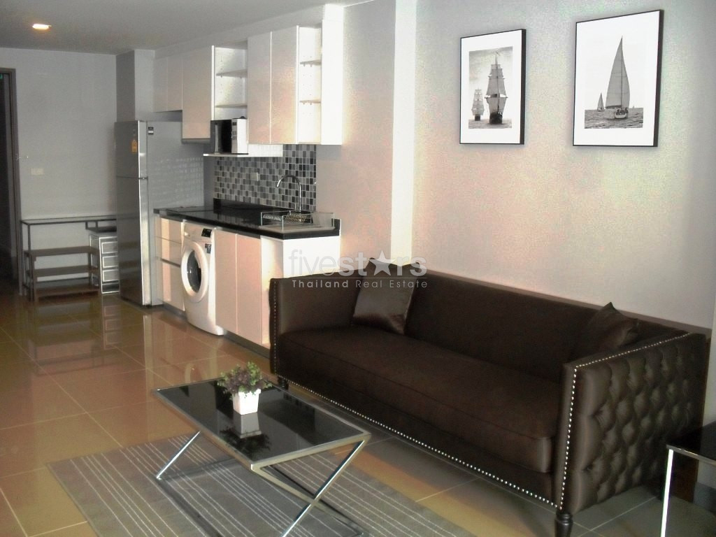 Newly-renovated 2-bedroom apartment