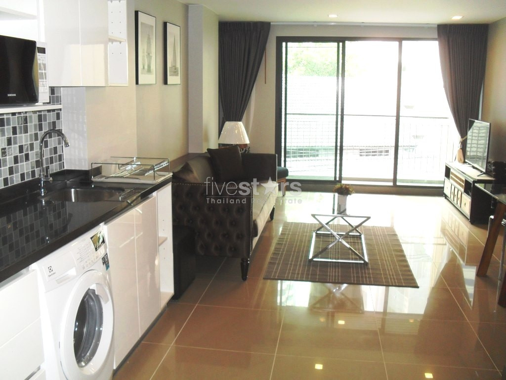 Newly-renovated 2-bedroom apartment, photo 2