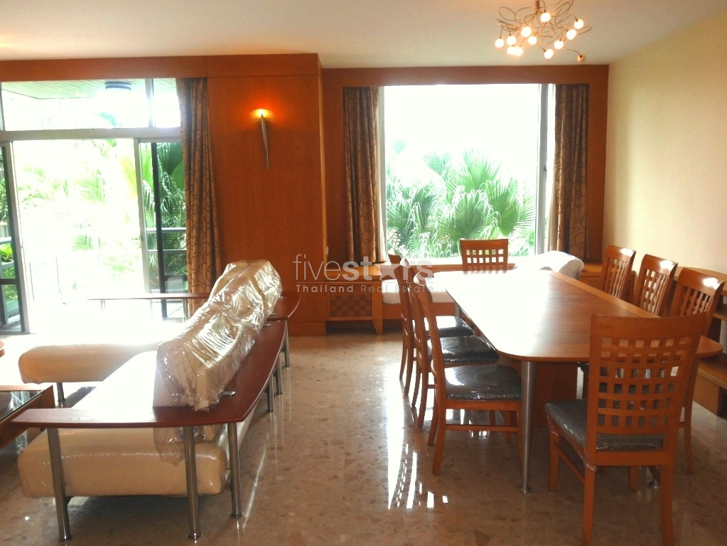 A 2 bedroom condominium in ultimate location of Ploenchit Road, photo 2
