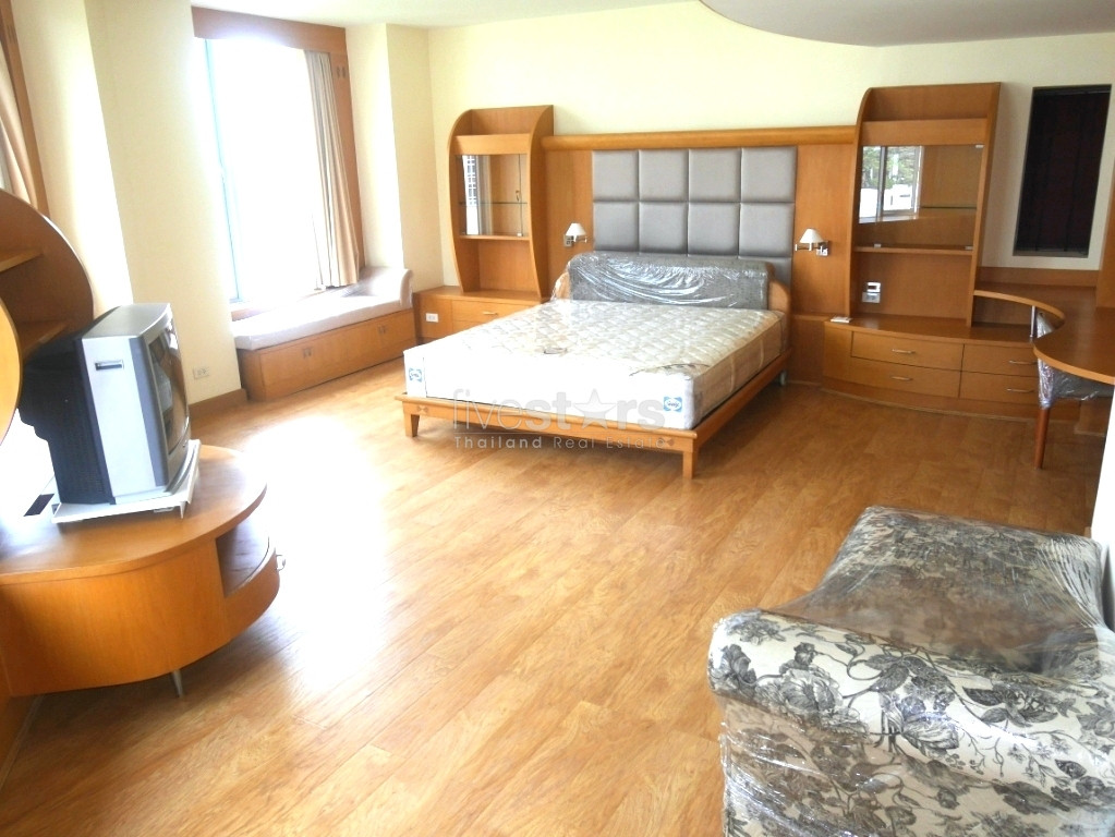A 2 bedroom condominium in ultimate location of Ploenchit Road, photo 3