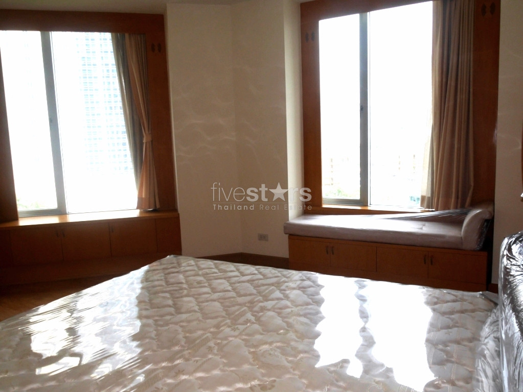 A 2 bedroom condominium in ultimate location of Ploenchit Road, photo 4