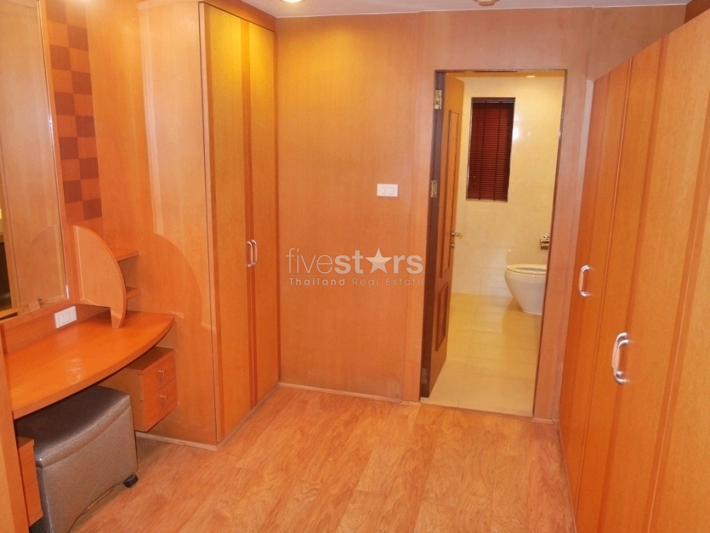 A 2 bedroom condominium in ultimate location of Ploenchit Road, photo 5