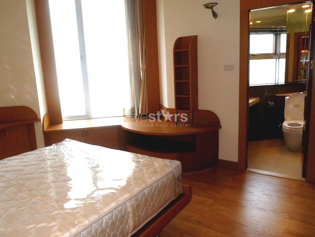 A 2 bedroom condominium in ultimate location of Ploenchit Road, photo 6